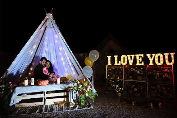 Intimate private event lighting and décor